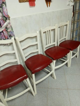 4 Sillas Blancas con Asiento Rojo