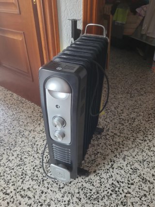 Estufa Eléctrica Equallon Negra y Plateada.En mano