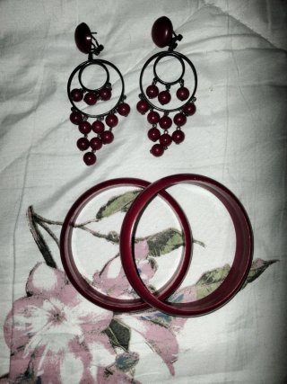 Pendientes flamencos y pulseras rojas