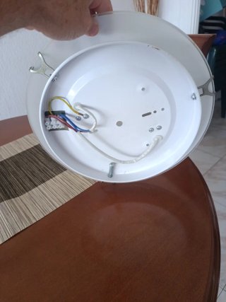 Plafón de techo plateado y blanco