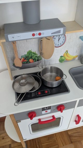 Cocinita de juguete con accesorios