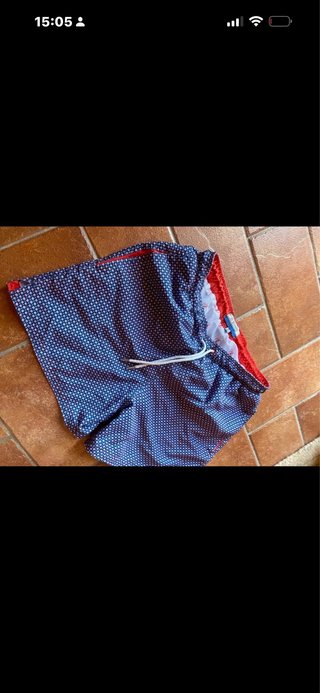 Bañador azul con puntos rojos