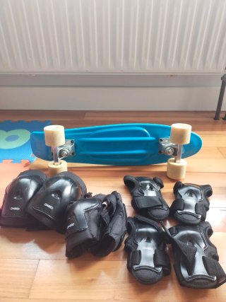 Skate Azul con Protecciones Talla XS