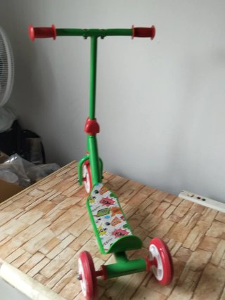 Patinete infantil 3 ruedas verde y rojo