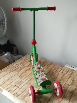 Patinete infantil 3 ruedas verde y rojo