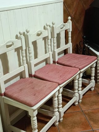 Sillas de madera blancas y regalo  cojines