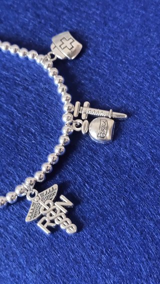 Pulsera médica con dijes de plata