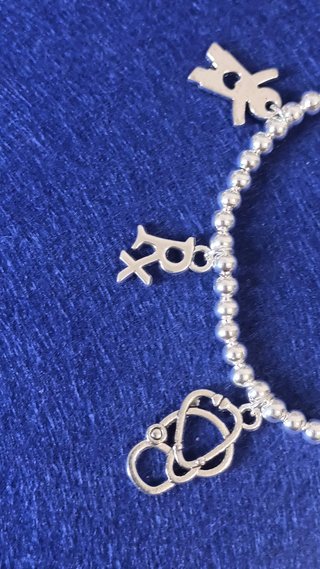 Pulsera médica con dijes de plata