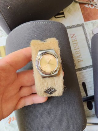 Reloj Swatch Beige y Dorado