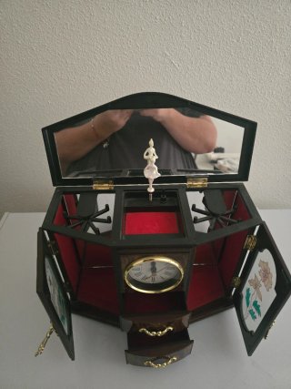 Joyero con Reloj Integrado