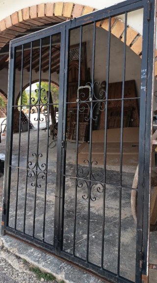 Puerta doble de hierro forjado