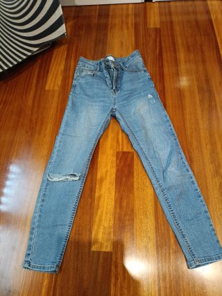 Pantalón vaquero desgastado azul