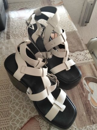 Sandalias de tacón alto blancas y negras