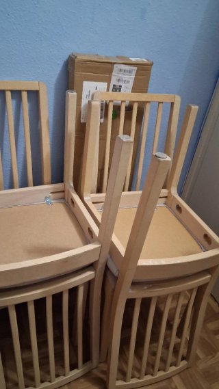 Conjunto de 4 sillas, mesita y estantería