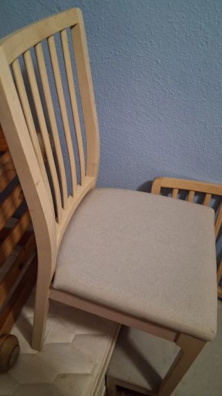 Conjunto de 4 sillas, mesita y estantería