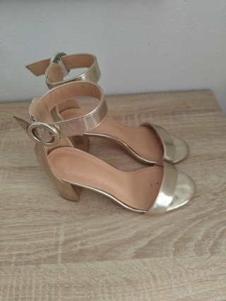 Sandalias Doradas de Tacón