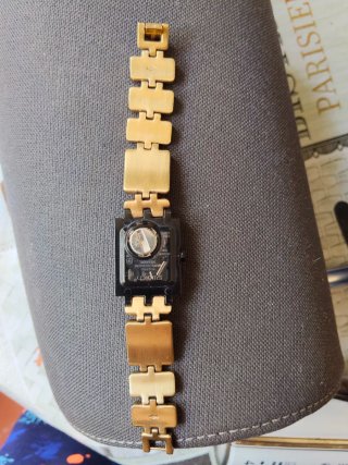 Reloj Swatch Negro y Dorado