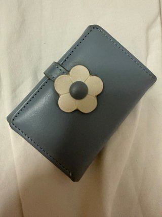 Monedero Azul con Detalle de Flor