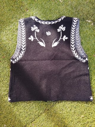 Chaleco de punto negro con flores blancas