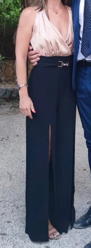 Mono de vestir negro y dorado