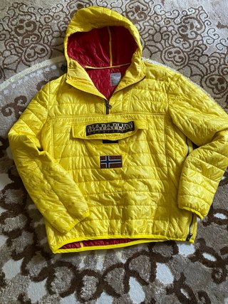 Chaqueta Napapijri Amarilla con Capucha