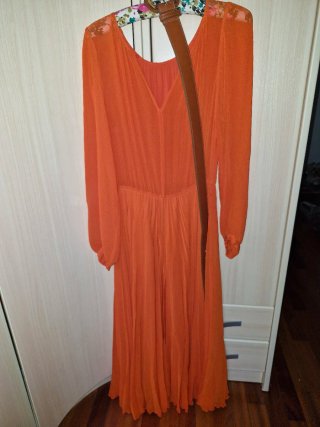 Vestido naranja plisado con cinturón