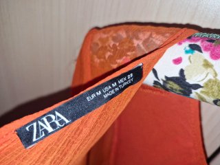 Vestido naranja plisado con cinturón