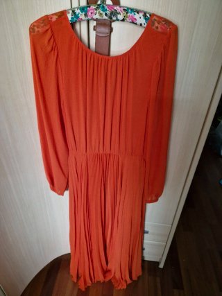 Vestido naranja plisado con cinturón