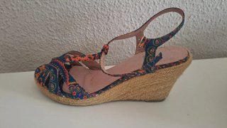 Sandalias cuña estampadas