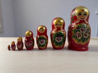 Matrioska russa in legno dipinta a mano