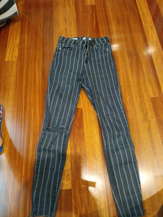 Pantalón de rayas gris y negro