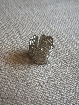 Anello intrecciato regolabile