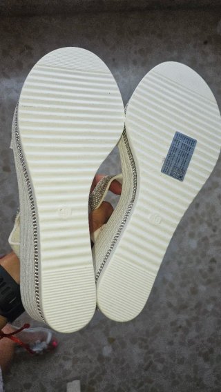Sandalias blancas con pedrería