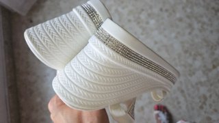 Sandalias blancas con pedrería