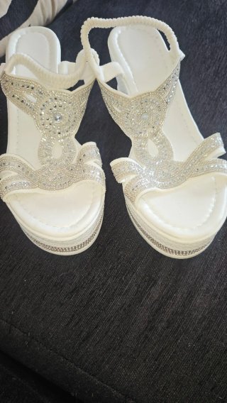 Sandalias blancas con pedrería