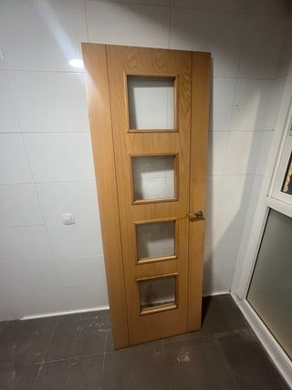 Puerta de Madera con Cuatro Cristales