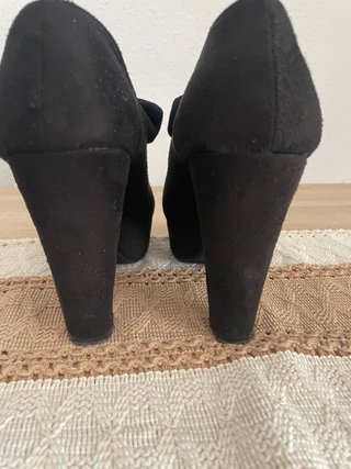 Zapatos de tacón negros con lazo