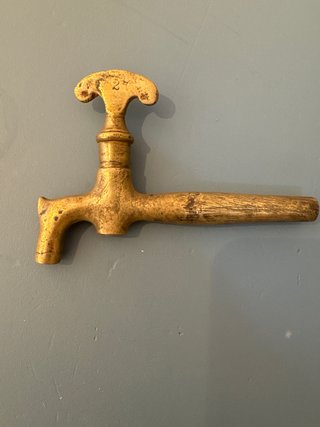 Grifo antiguo de latón con número 2