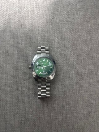 Reloj de pulsera plateado con esfera verde
