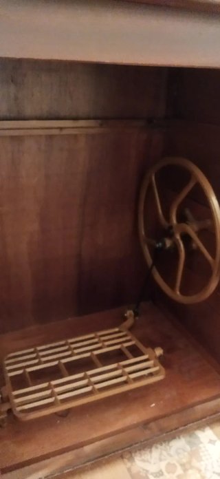 Máquina de Coser con Mueble de Madera