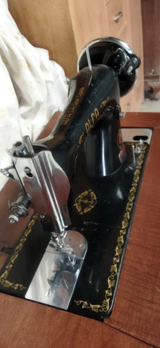Máquina de Coser con Mueble de Madera