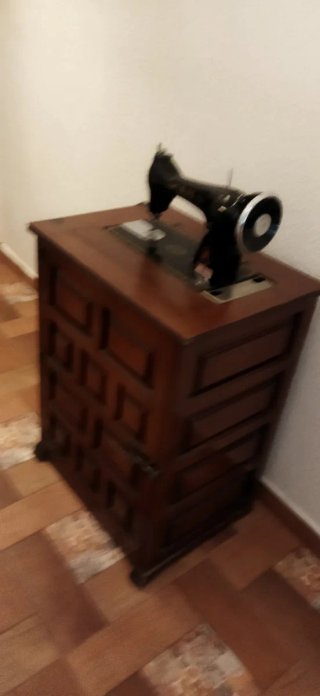Máquina de Coser con Mueble de Madera