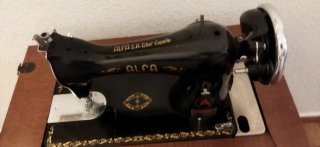 Máquina de Coser con Mueble de Madera