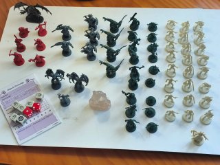 Heroquest minis, dados, esceno, horror congelado..