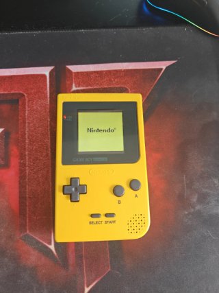 Game Boy Pocket Amarilla con pantalla IPS