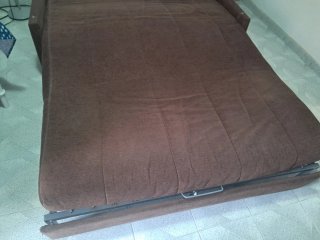 Sofá Cama Marrón y con posabrazos estapados