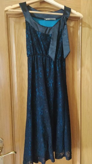 Vestido de encaje negro y azul