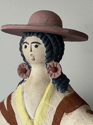 MUJER CON JARRÓN