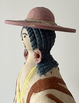 MUJER CON JARRÓN