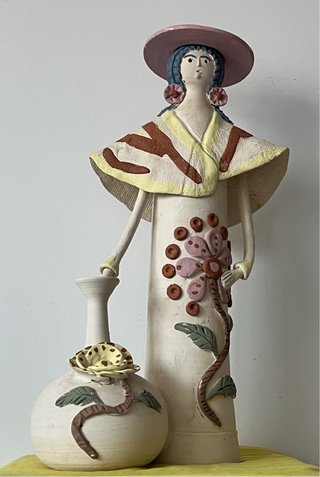 MUJER CON JARRÓN